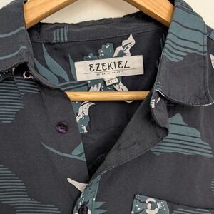 Ezekiel Mens Short Sleeve Button Down Shirt Black Teal Tropical Floral Print L